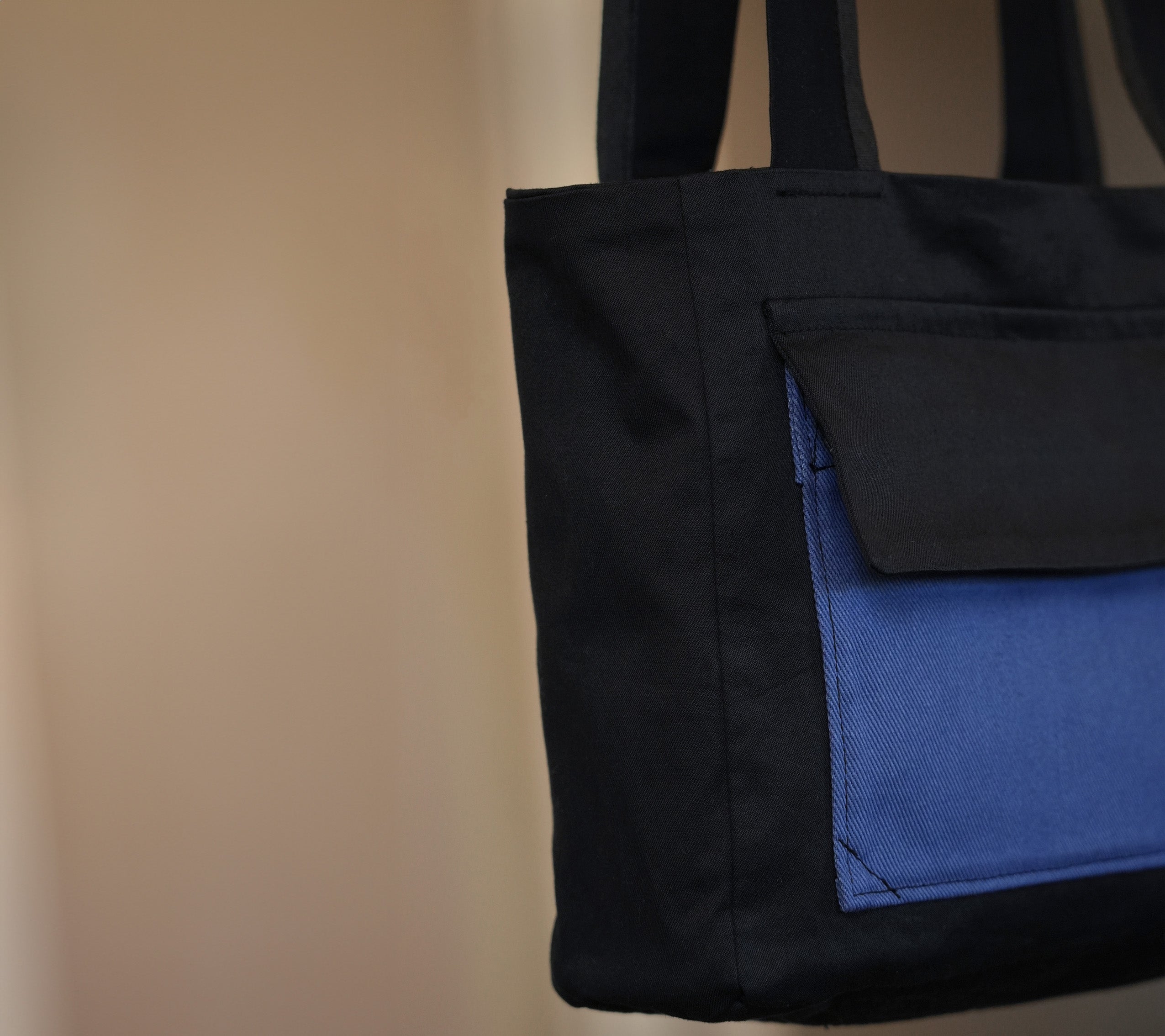BLACK & BLUE MESSENGER BAG