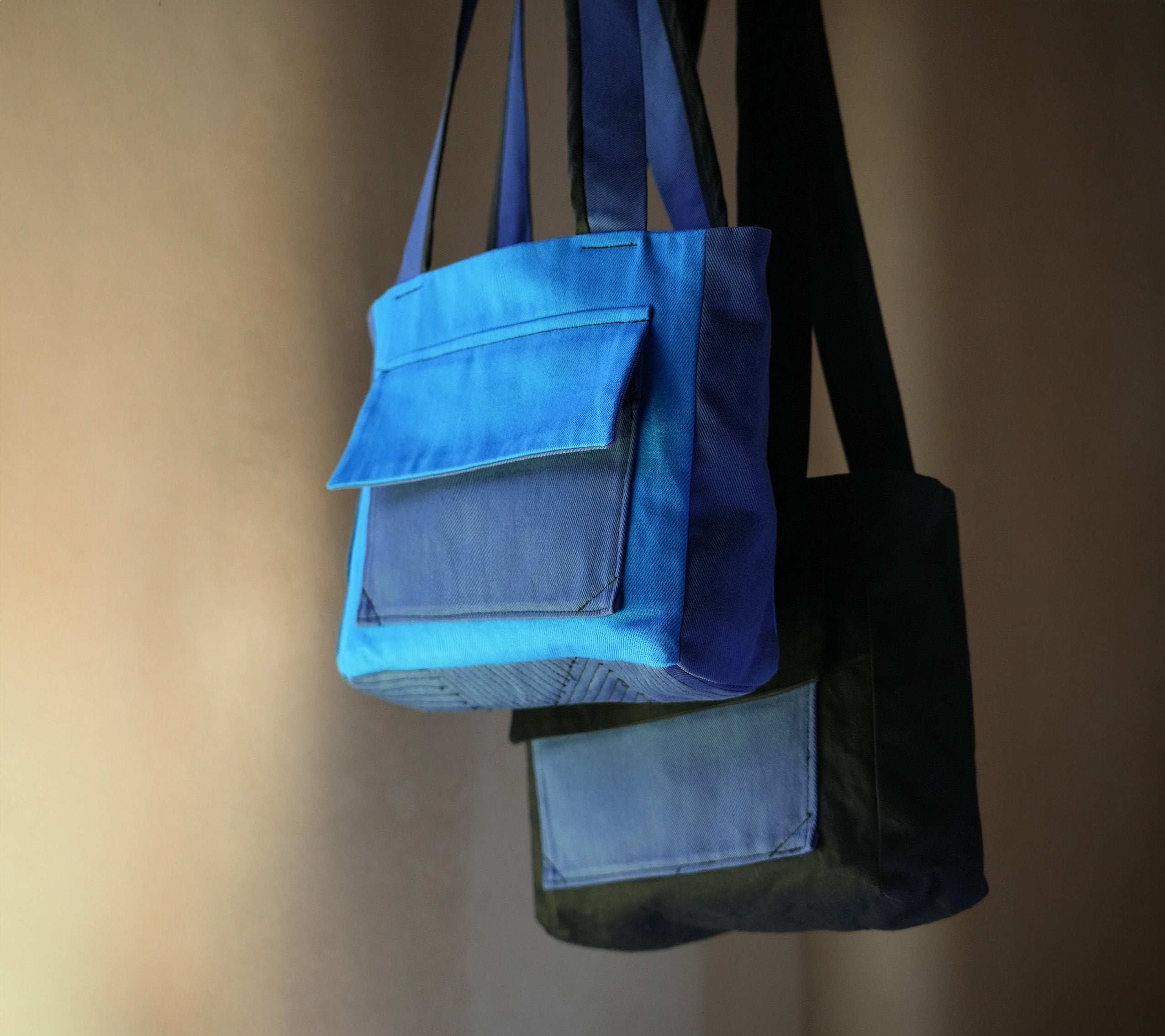 MONOCHROME BLUE MESSENGER BAG
