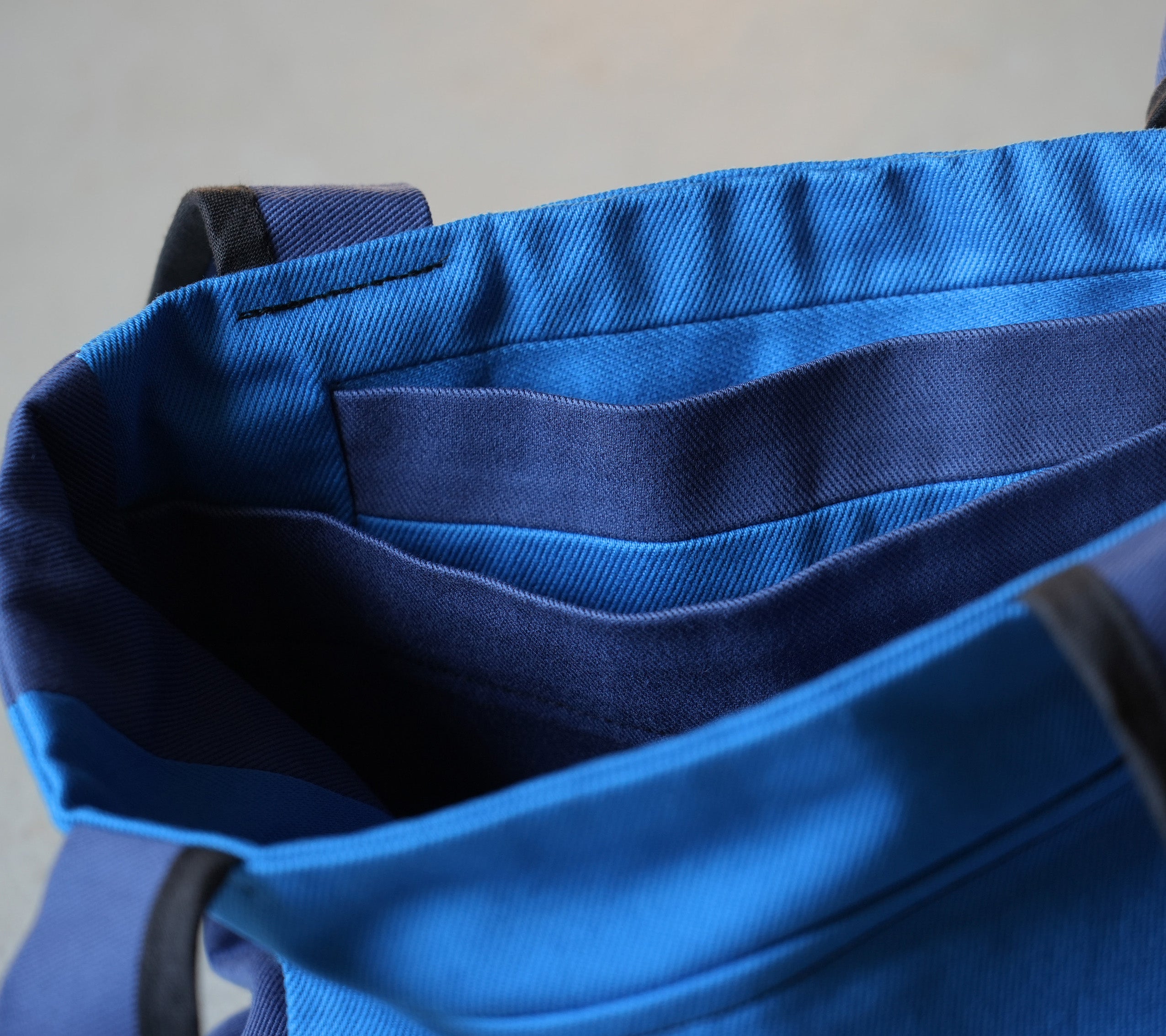 MONOCHROME BLUE MESSENGER BAG